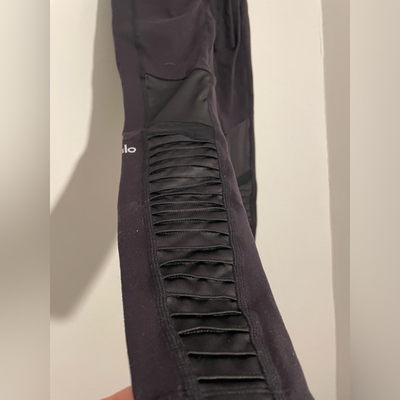 ALO Yoga black leggings size extra small leggings in great condition - Picture 3 of 6